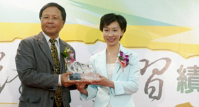 2006 年梁欣如獲教育部「推動終身學習作獎」